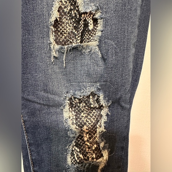 Judy Blue Distressed Snakeskin Patch Jeans NWT - Picture 8 of 10